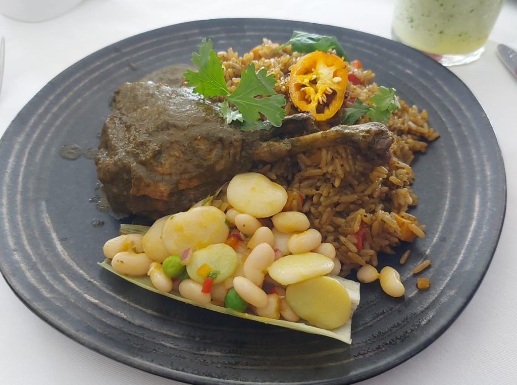 cuánto cuesta comer en la rosa náutica